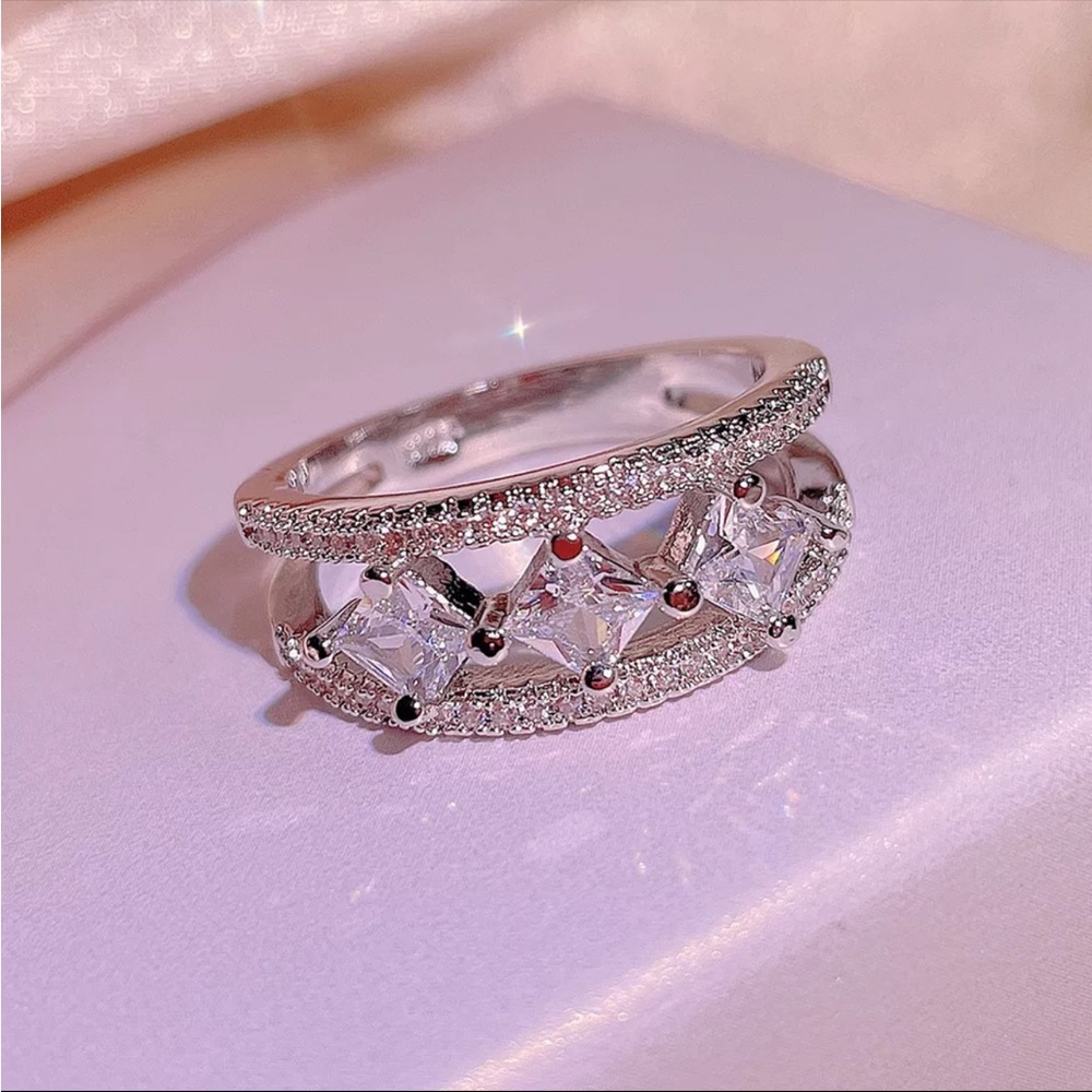 New Women’s Luxury 925 Silver Beautiful Diamond Ring - Picture 5 of 5
